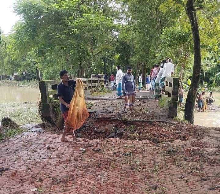 চট্টগ্রামের রাঙ্গুনিয়া উপজেলার দক্ষিণ রাজানগর ইউনিয়নের রাজারহাট-ধামাইরহাট সড়কের মাঝে ভাঙন। গতকাল বিকেলে তোলা